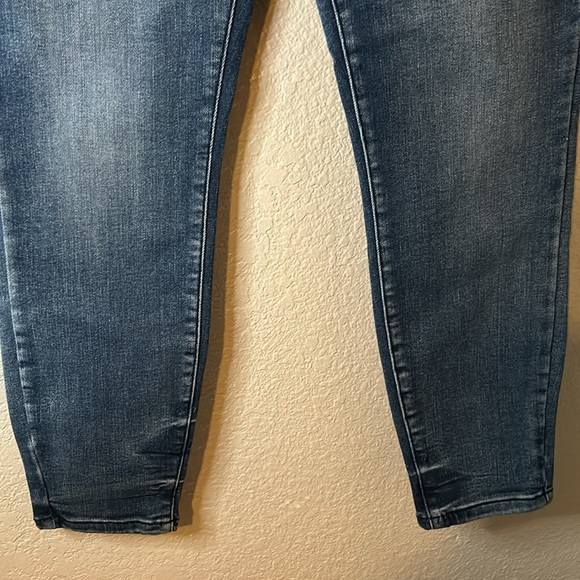 Judy Blue Jeans - Picture 3 of 10